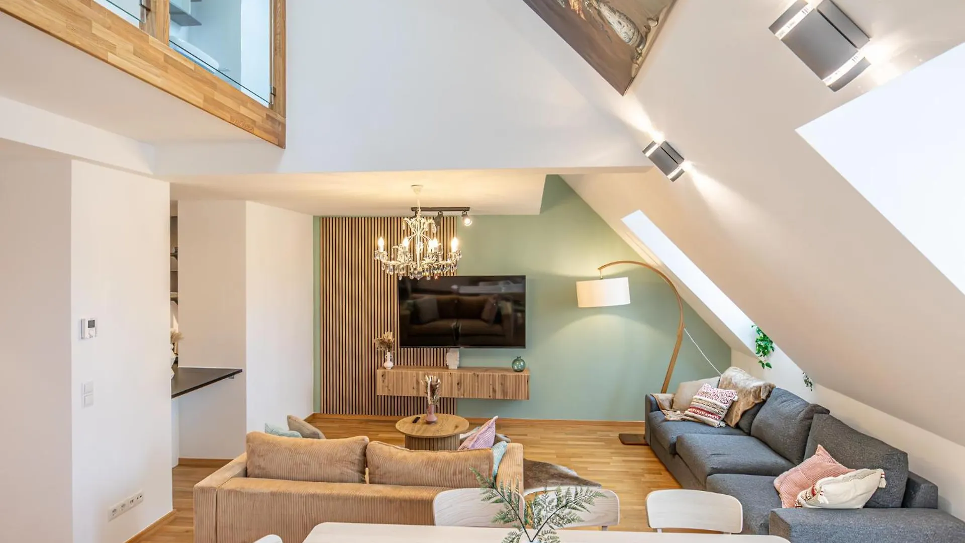 Luxury Penthouse Panorama: Your Vienna Retreatアパートメント