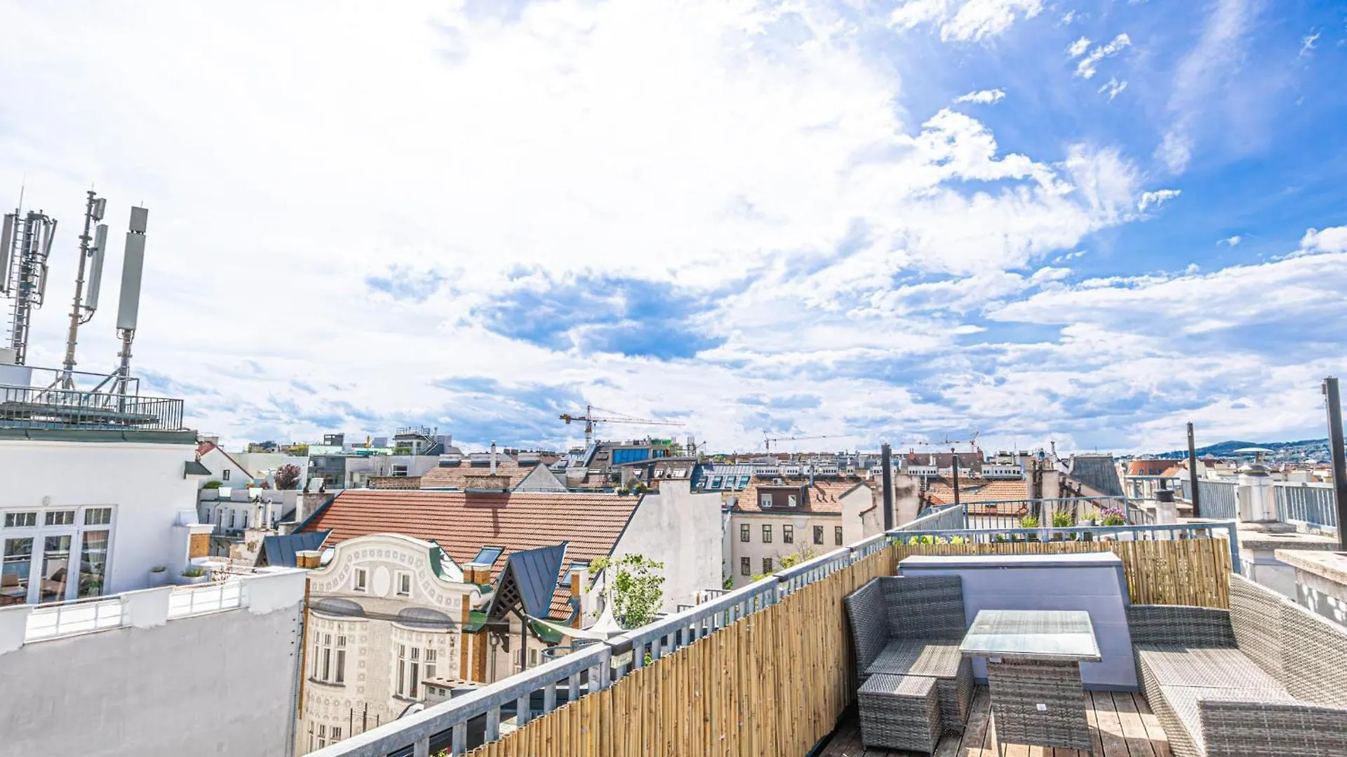 Luxury Penthouse Panorama: Your Vienna Retreatアパートメント 0*,