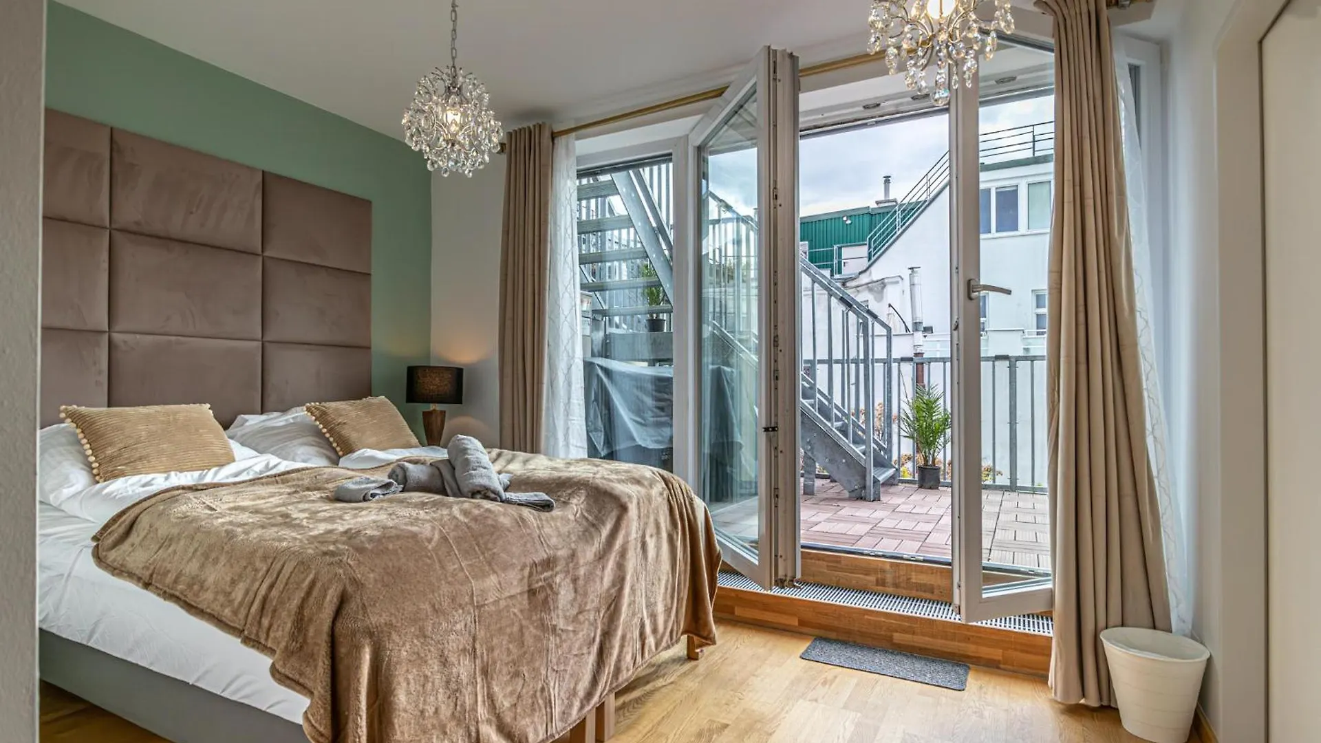 Luxury Penthouse Panorama: Your Vienna Retreat 아파트