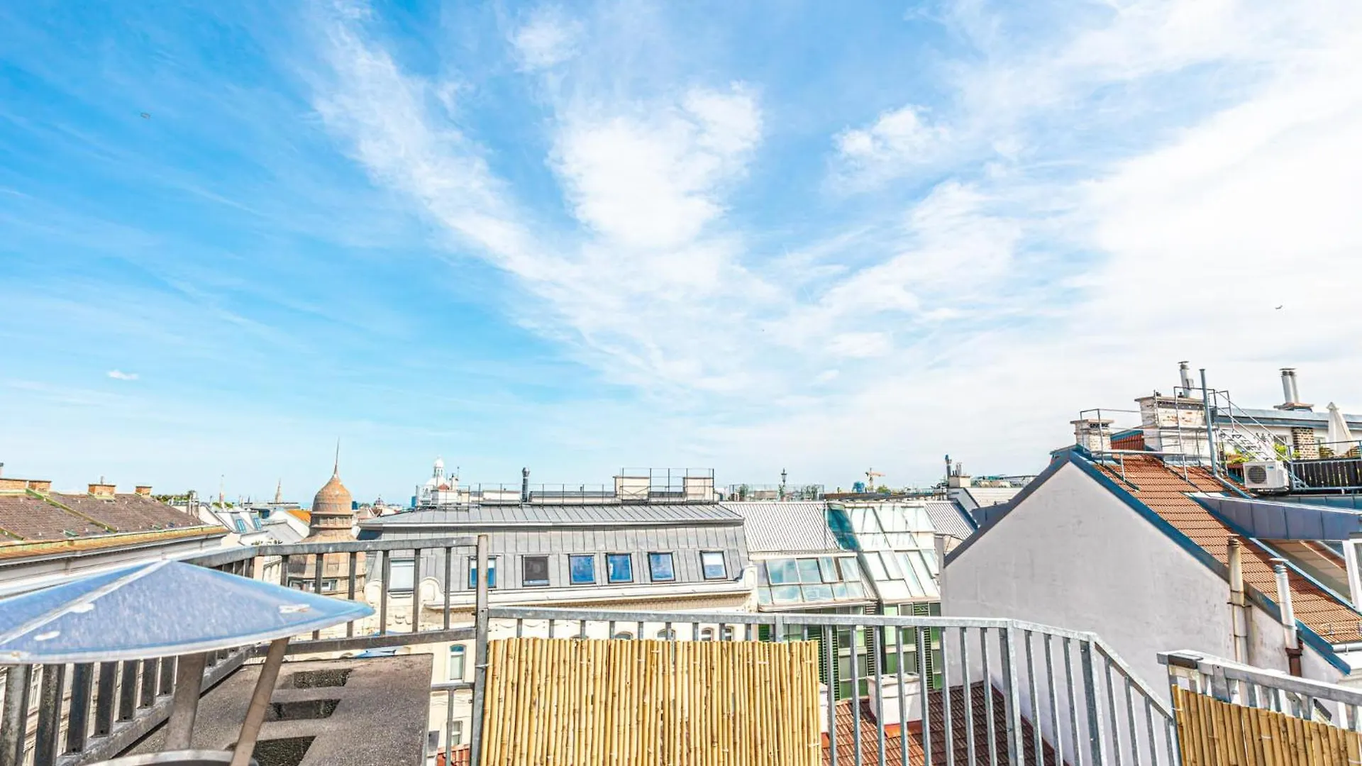 Luxury Penthouse Panorama: Your Vienna Retreat 아파트