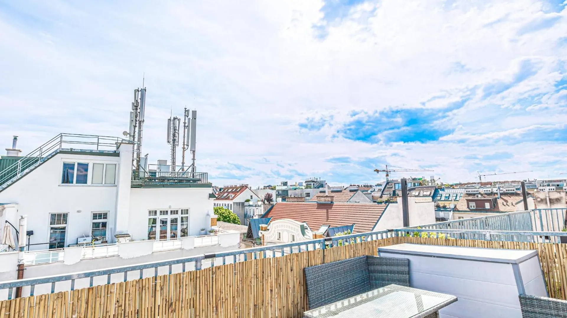 Luxury Penthouse Panorama: Your Vienna Retreat 아파트