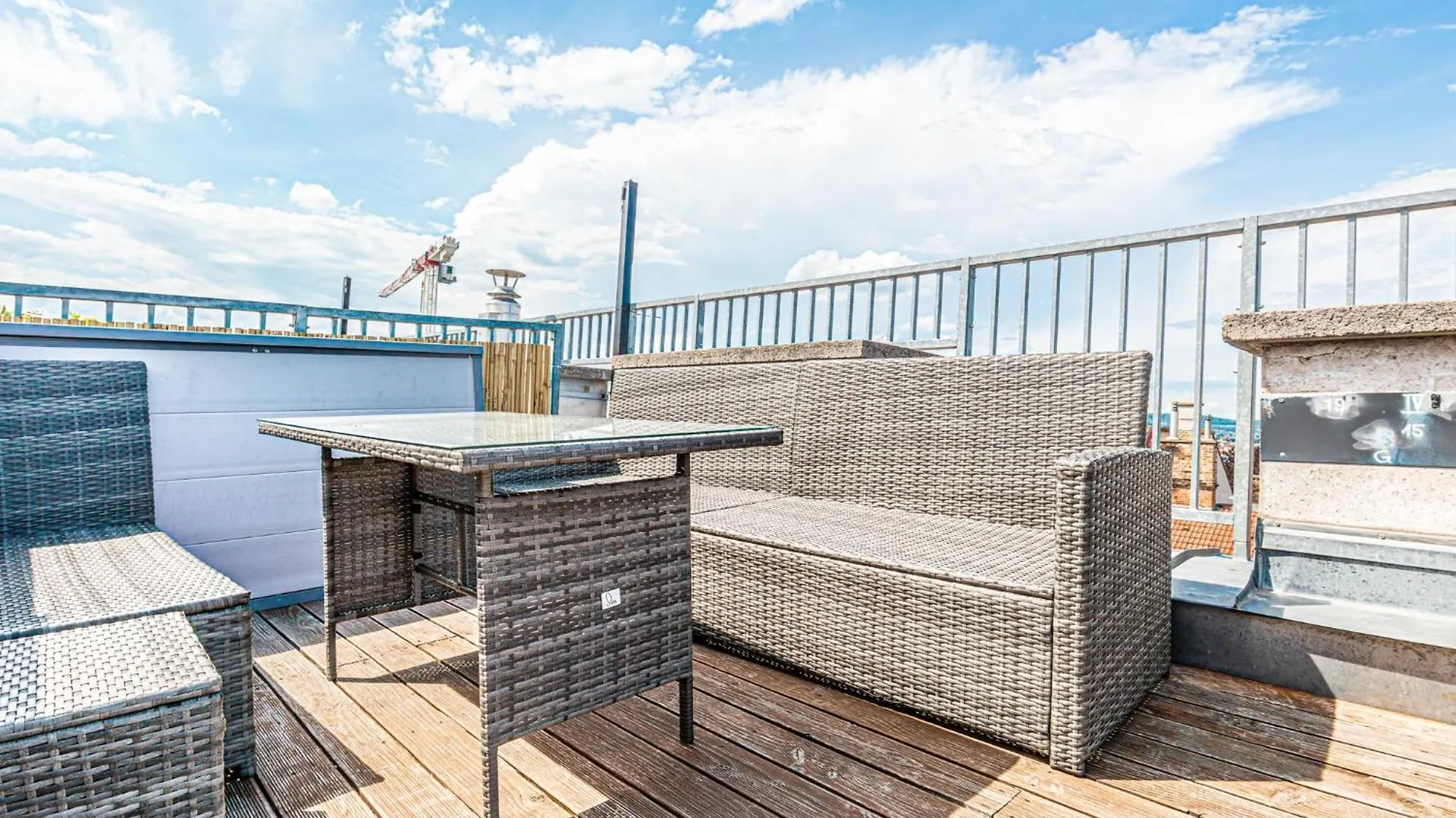 Luxury Penthouse Panorama: Your Vienna Retreat 아파트