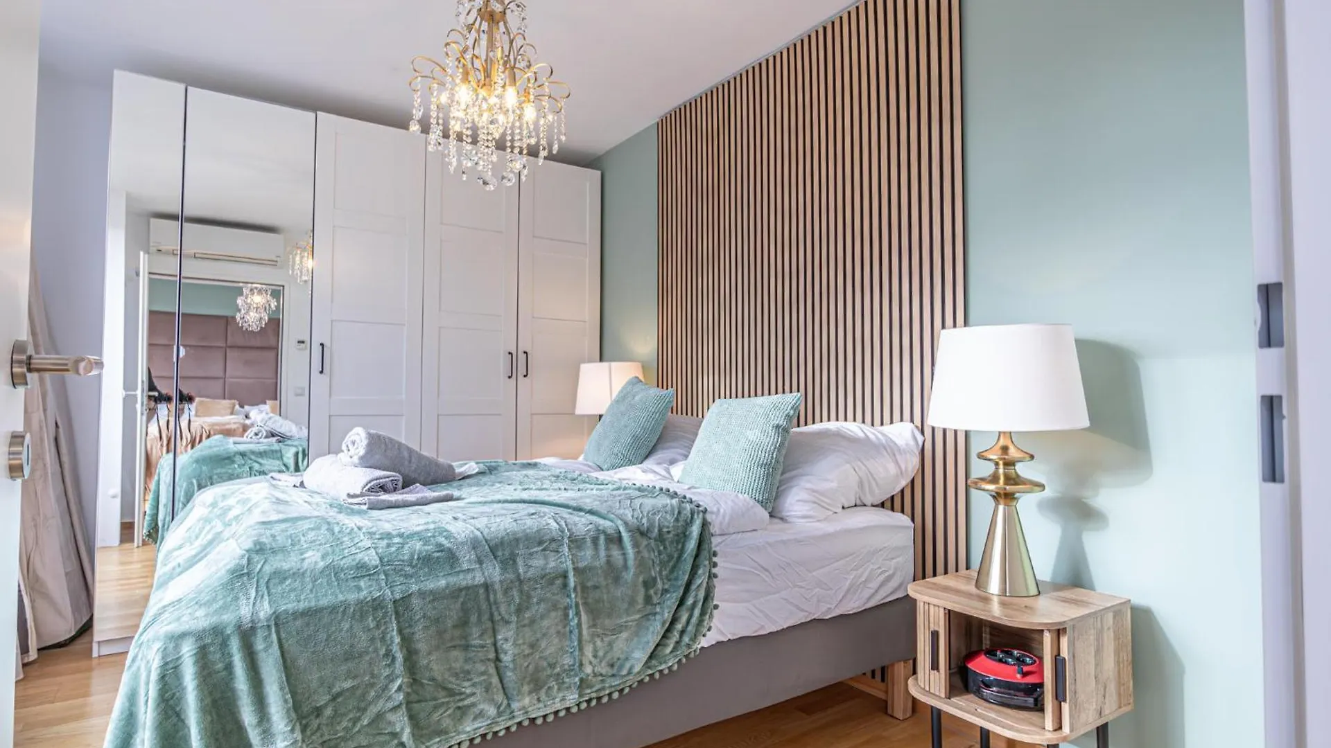 Luxury Penthouse Panorama: Your Vienna Retreat 아파트